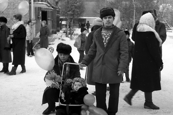 1987г. 7 ноября. Попросили сфотографировать, а кому отдать фото не сказали. (публикуется впервые)  Ухта