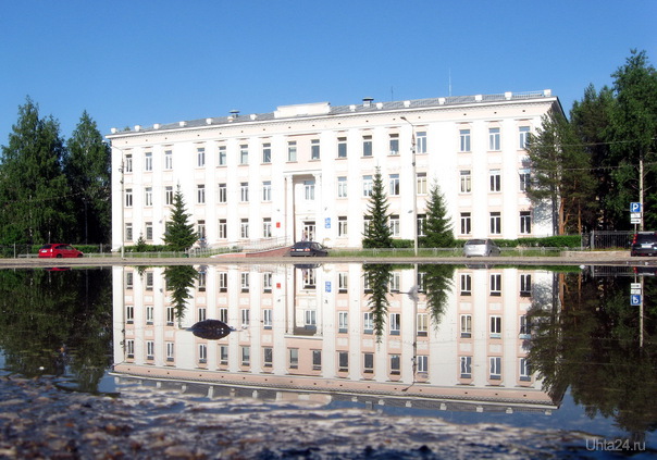 2011г. Даже в жаркое лето можно найти лужу. Улицы города Ухта