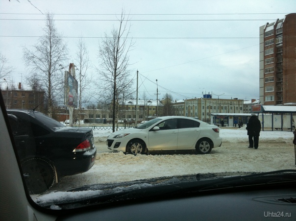 Возле городской больницы, загородил проезд, а так же стоял на встречке. Нарушение ПДД Ухта