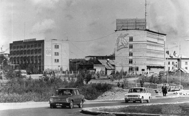 Кольцо у бассейна. Здания СеверНИПИгаза еще нет. 1970-е гг. Автор фото неизвестен.  Ухта