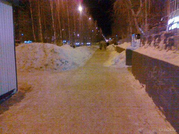 Сгребая снег в сторону, отчитываются, что снег почищен  Ухта