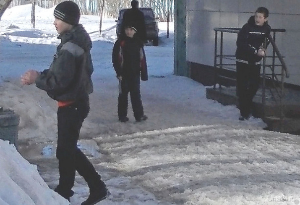 Поделюсь впечатлением.  Подхожу сегодня на 30 лет Октября к остановке, что напротив аптеки. Там пожилая женщина с лопатой пытается снег убирать с тротуара за остановкой, а три «цветочка жизни»  забрасывают ее комьями снега.  Я остановилась возле женщины, она возмущается, естественно, что убираться не дают и что идут мужики и никто ничего не скажет. «Цветы жизни», видя, что я проявила «нездоровый интерес» немного отошли на время, с комьями наготове, чтобы еще, значит, порезвиться. Но т.к. я пошла на них неохотно отвалили во дворы.  Вот эти «цветы жизни». Жаль, что лица плоховато видны, т.к. сфотографировано не с близкого расстояния. Разное Ухта