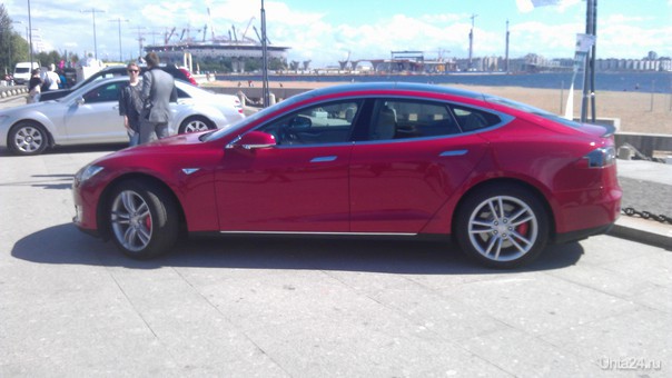 Tesla model S На дороге Ухта