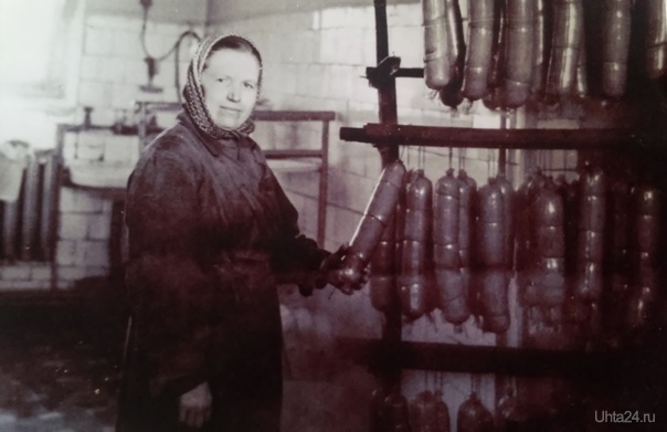 Моя любимая бабушка на работе. Колбасный цех в поселке Первомайский, 1968 год Из глубин истории Ухта