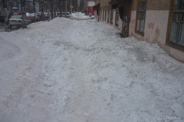 30/03/2010 вот так чистятся тротуары. Улицы города Ухта