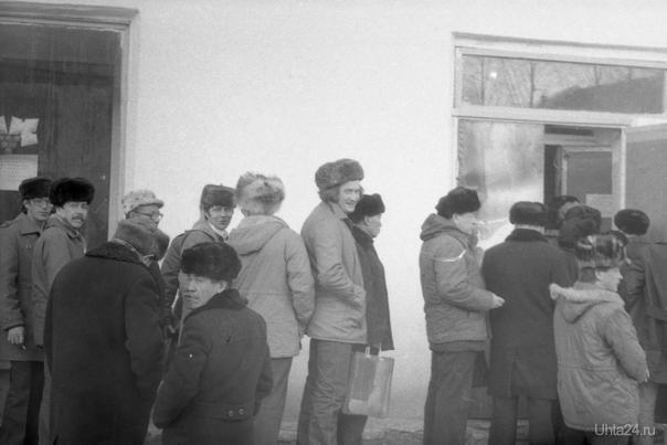 Ухта. 1986 г. Улица Октябрьская.Магазин * Дары Природы * Очередь за водкой. История Ухта
