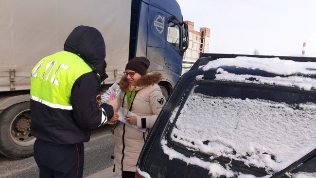 В Ухте сотрудники госавтоинспекции поздравили автоледи с Международным женским днем