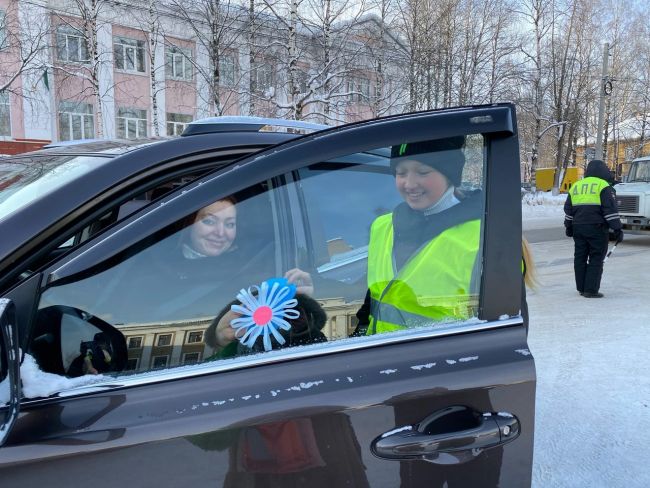 В Ухте сотрудники госавтоинспекции поздравили автоледи с Международным женским днем