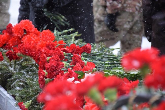 В Ухте возложили цветы к памятному знаку воинам, погибшим в локальных конфликтах