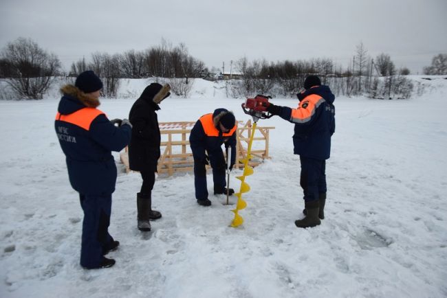 Инспекторы МЧС замерили толщину льда перед Крещением