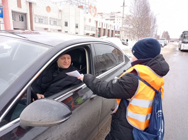 В Ухте сотрудники Госавтоинспекции совместно с юными инспекторами движения школы № 20 напомнили водителям о правилах использования ремней безопасности. Акция прошла на оживленном участке дороги по проспекту Ленина и была направлена на профилактику использования ремней безопасности во время движения. Юные инспекторы разъясняли водителям и пассажирам транспортных средств о необходимости использования пассивных средств защиты, ведь в случае аварии либо внезапной остановки данные устройства уменьшают риск гибели или травмирования. Кроме того, непристегнутый пассажир во время аварии может своим телом нанести тяжелые травмы, тем кто находится рядом. После разъяснительной беседы юные инспекторы дорожного движения вручали водителям памятные листы и желали быть бдительными на дороге.